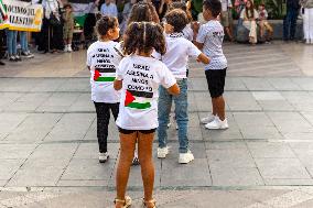 Chanting In Support of Sumud Flotilla - Spain