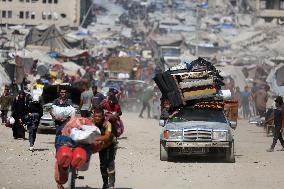 Palestinians Head South After an Israeli Ground Offensive - Gaza