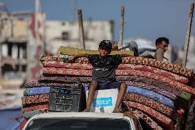 Palestinians Head South After an Israeli Ground Offensive - Gaza