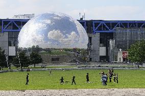 FRANCE. PARIS (75) 19 TH ARR. LA VILLETTE PARK. THE CITE DES SCIENCES ET DE L'INDUSTRIE MUSEUM. THE GEODE CINEMA