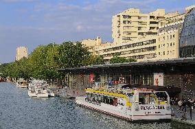 FRANCE, ILE DE FRANCE (75) PARIS, 19 TH ARRONDISSEMENT, BASSIN DE LA VILLETTE, CINEMA MK2 AND THE CRUISE BOAT CANAUXRAMA