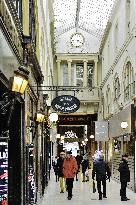 FRANCE, PARIS (75) 2ND ARRONDISSEMENT, PASSAGE CHOISEUL AT CHRISTMAS TIME, THEATRE DES BOUFFES PARISIENS