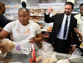 Mamdani Campaigns in Allan’s Bakery in Brooklyn, NY