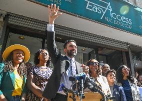 Mamdani Campaigns in Allan’s Bakery in Brooklyn, NY