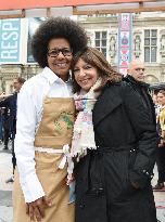 Anne Hidalgo At The Start Of The Waiters Race - Paris