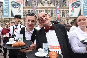 Anne Hidalgo At The Start Of The Waiters Race - Paris