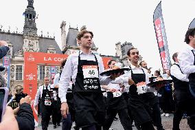 Anne Hidalgo At The Start Of The Waiters Race - Paris