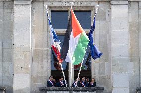 Palestinian flag raising ceremony at Saint-Denis town hall - Saint-Denis