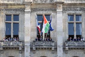 Palestinian flag raising ceremony at Saint-Denis town hall - Saint-Denis