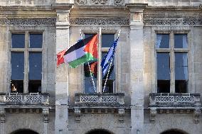 Palestinian flag raising ceremony at Saint-Denis town hall - Saint-Denis