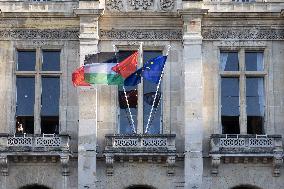 Palestinian flag raising ceremony at Saint-Denis town hall - Saint-Denis