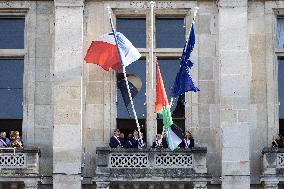 Palestinian flag raising ceremony at Saint-Denis town hall - Saint-Denis