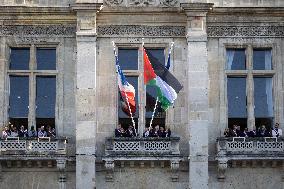 Palestinian flag raising ceremony at Saint-Denis town hall - Saint-Denis