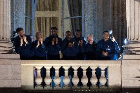 Les Bleus Greeted By Thousands Of Fans - Paris