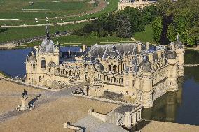 Illustration - Chantilly