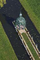 Illustration - Chantilly