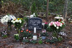 A Memorial Stone In Honor Of Philippine Le Noir De Carlan In Bois De Boulogne - Paris