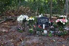 A Memorial Stone In Honor Of Philippine Le Noir De Carlan In Bois De Boulogne - Paris