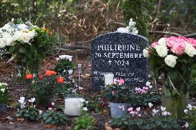 A Memorial Stone In Honor Of Philippine Le Noir De Carlan In Bois De Boulogne - Paris