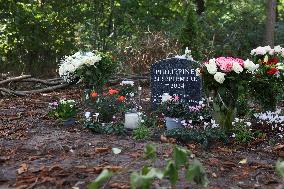 A Memorial Stone In Honor Of Philippine Le Noir De Carlan In Bois De Boulogne - Paris