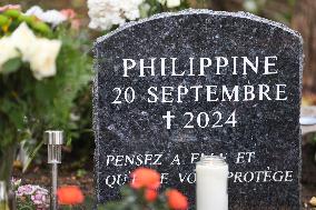 A Memorial Stone In Honor Of Philippine Le Noir De Carlan In Bois De Boulogne - Paris