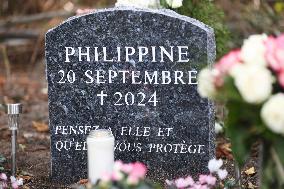 A Memorial Stone In Honor Of Philippine Le Noir De Carlan In Bois De Boulogne - Paris