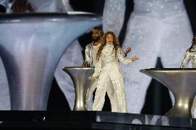 Shakira Performs In Mexico