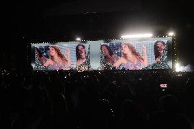 Shakira Performs In Mexico