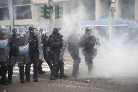 Police Clashes With Protesters At Gaza March Near Central Station - Milan