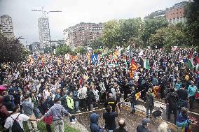Police Clashes With Protesters At Gaza March Near Central Station - Milan