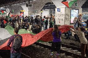 Demonstation in Porta Susa Railway Station - Turin