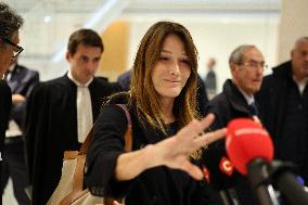 Carla Bruni Grabs The Windscreen Of A Mediapart Microphone - Paris