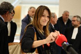 Carla Bruni Grabs The Windscreen Of A Mediapart Microphone - Paris