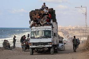 Palestinians Flee Gaza Towards Coast - Palestine