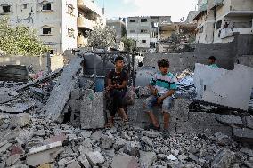 Palestinians Flee Gaza Towards Coast - Palestine