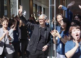 Apple flagship store reopens in Tokyo Ginza area