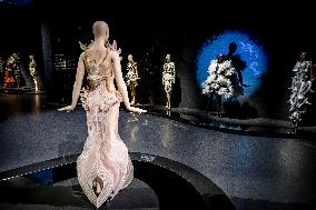 Kunsthal Presents Living Look By Iris van Herpen - Rotterdam