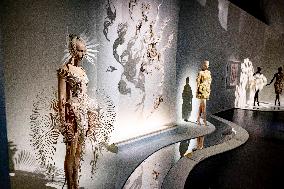 Kunsthal Presents Living Look By Iris van Herpen - Rotterdam