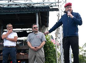 Curtis Sliwa Campaigns on Staten Island