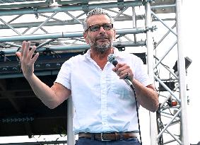 Curtis Sliwa Campaigns on Staten Island