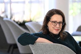 JULIA QUINN