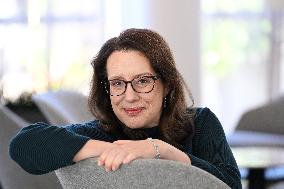 JULIA QUINN