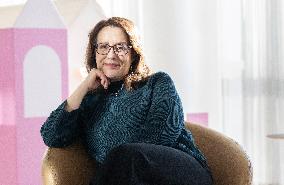 JULIA QUINN