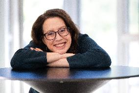 JULIA QUINN