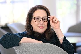 JULIA QUINN