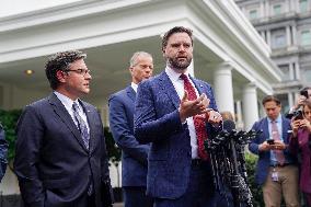 US President Trump meets with congressional leaders to try and avert a government shutdown