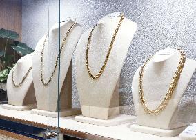 Gold prices top 20,000 yen per gram