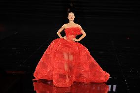 PFW - Le Défilé. Liberté, Egalité, Sororité"You're Worth It" L'Oréal Paris Runway