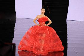 PFW - Le Défilé. Liberté, Egalité, Sororité"You're Worth It" L'Oréal Paris Runway