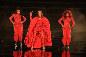 PFW - Le Défilé. Liberté, Egalité, Sororité"You're Worth It" L'Oréal Paris Runway